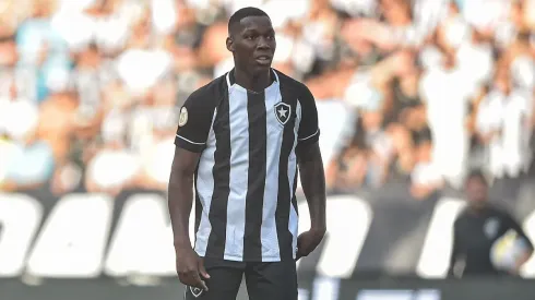 Foto: Thiago Ribeiro/AGIF | Rival 'cresce o olho' em compra de Pk e pede mais ao Botafogo por meio-campista