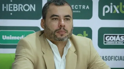 Foto: (Twitter Oficial Goiás/Rosiron Rodrigues/Goiás E.C.) - Jair Ventura foi oficialmente apresentado pelo Goiás nesta quinta-feira (14)