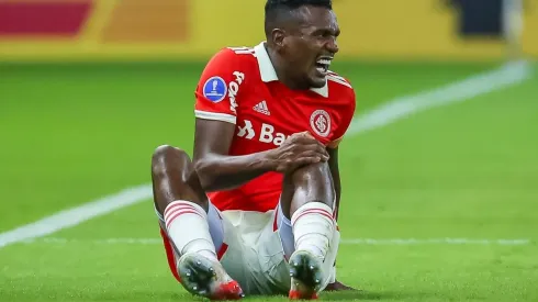 Foto: Pedro H. Tesch/AGIF – Edenilson: camisa 8 colorado reclamou de dores no joelho