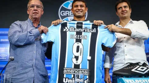 Foto: Lucas Uebel/Grêmio/Divulgação – Elkeson: novo reforço vestirá a camisa 9 do Grêmio