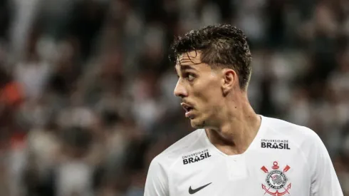 Foto: Marcello Zambrana/AGIF - Avelar terá parte dos salários pagos pelo Timão