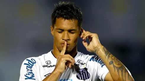 Foto: (Thiago Calil/AGIF) – Marcos Leonardo é uma das novidades do Santos para encarar o Coritiba