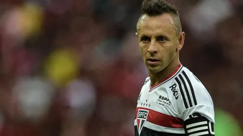 Foto: (Thiago Ribeiro/AGIF) - Atualmente no São Paulo, Rafinha tem uma relação de altos e baixos com o Flamengo