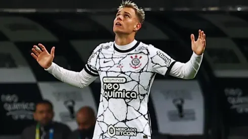 Foto: (Marcello Zambrana/AGIF) - Róger Guedes marcou os três gols da vitória do Corinthians neste sábado (16)