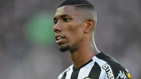 Diretoria avança por renovação de Kanu, mas detalhes travam negociação; CONFIRA