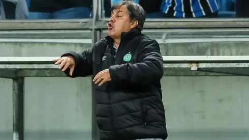 Foto: (Pedro H. Tesch/AGIF) - Gilson Kleina perdeu uma de suas peças na defesa da Chapecoense por conta de uma lesão