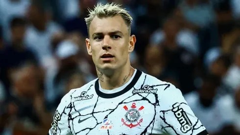 Foto: Marcello Zambrana/AGIF - Róger Guedes expõe decisão de Vítor Pereira que não agrada o elenco