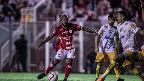 Heber Gomes/AGIF. Andrade já levou quatro advertências e uma expulsão em campo, em 13 jogos disputados pelo Vila Nova
