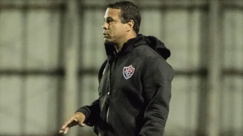 Foto: (Robson Mafra/AGIF) – Rodrigo Chagas não é o único candidato a novo técnico do Vitória