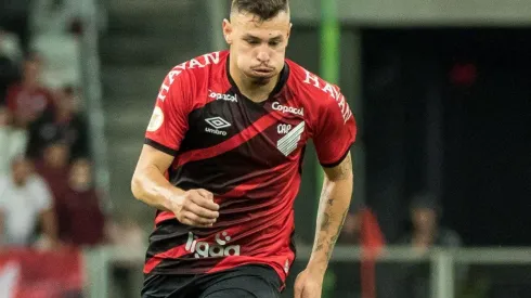 Foto: Robson Mafra/AGIF - Hugo Moura: volante pertence ao Flamengo e desfalca o Athletico no fim de semana