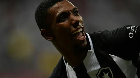 Mateus Bonomi/AGIF - Sem definir situação de Kanu, Bota segue ativo no mercado.