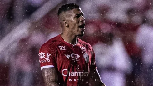 Foto: (Heber Gomes/AGIF) – Rafinha deve ser a grande novidade da escalação do Vila Nova para a próxima rodada da Série B