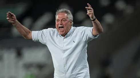 Foto: Jorge Rodrigues/AGIF | Abel Braga tem sido alvo de fortes críticas por esquema com três zagueiros