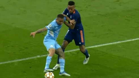 Foto: Reprodução/SBT – Gabriel Jesus gira e deixa Militão "na saudade" em lance de City x Real