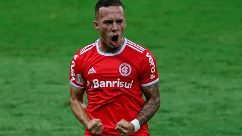 Peglow com a camisa do Internacional (Foto: Fernando Alves/AGIF)