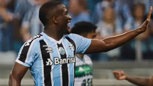 Elias comemora pontos conquistado e expõe estratégia de Roger Machado