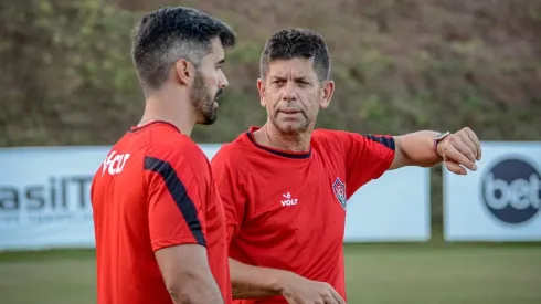 Foto: (Flickr Oficial Vitória/Victor Ferreira) - Rodrigo Soares, à direita, está próximo de sua estreia no comando do Vitória