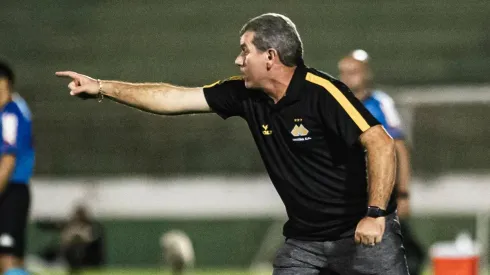 Foto: (Diogo Reis/AGIF) – Cláudio Tencati espera que o Criciúma conquiste mais três pontos na Série B com o apoio da torcida