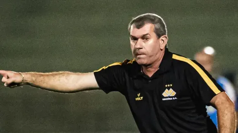Foto: Diogo Reis/AGIF - Cláudio Tencati tem dúvidas no time que enfrenta o CSA