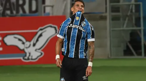 Foto: Maxi Franzoi/AGIF | Ferreira deve voltar a ficar à disposição de Roger no Grêmio a partir da 7ª rodada do BR22