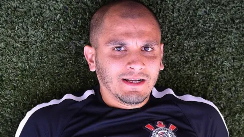 Foto: Mauro Horita/AGIF - Fábio Santos não tem permanência garantida.