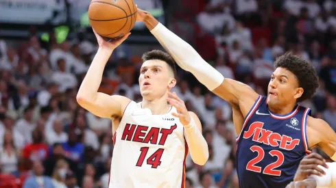 Michael Reaves/Getty Images - Heat e 76ers entram em quadra nesta noite