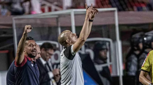 Foto: (Heber Gomes/AGIF) – Higo Magalhães comemora a vitória 'do alívio' do Vila Nova nesta sexta (6)