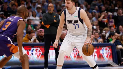 Ron Jenkins/Getty Images - Chrsi Paul e Luca Doncic em jogo