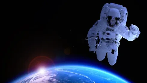 As pessoas na foto estariam acenando no intuito de parecer mais acolhedoras