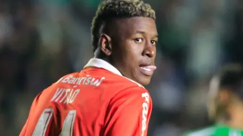 Foto: Luiz Erbes/AGIF – Vitão está emprestado ao Inter até junho e futuro é incerto sem consentimento do Shakhtar