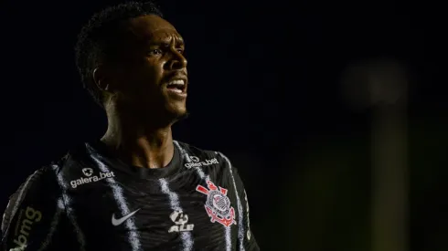 Jô com a camisa do Corinthians (Foto: Marcos Zanutto/AGIF)