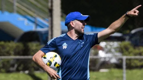 Pezzolano chama responsa define substituto de Canesin na Copa do Brasil