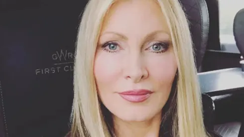 Caprice posa para foto.