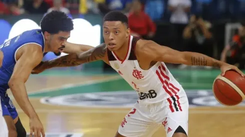 Yago Santos em ação na Champions League de Basquete contra o Minas — Foto: Gilvan de Souza/Flamengo