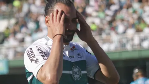 Foto: Gabriel Machado/AGIF – Léo Gamalho: ficou entre os reservas do Coritiba contra o Santos