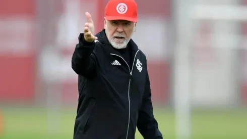 Foto: Ricardo Duarte/Internacional/Divulgação – Mano Menezes: saiu em defesa do meio-campista