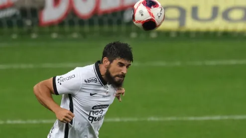 Bruno Méndez com a camisa do Corinthians (Foto: Marcello Zambrana/AGIF)
