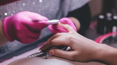 Foto: Pixabay – Uma pessoa em um salão de beleza.