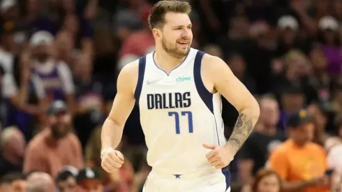Luka Doncic, 77 do Dallas Mavericks, sorri após cesta contra o Phoenix Suns, no jogo 7 dos playoffs semifinais, no Arizona — Foto: Christian Petersen/Getty Images