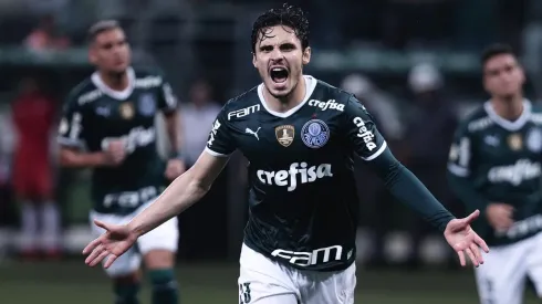 Foto: Ettore Chiereguini/AGIF | Veiga é ofuscado por meia do Galo em corrida pelo Prêmio ESPN Bola de Prata