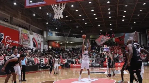 Rubens Chiri/Saopaulofc.net - Marquinhos em arremesso no jogo desta segunda