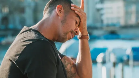 Foto: Pixabay - Homem pensativo.