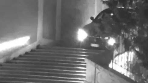 Carro tenta descer ponto turístico na Itália