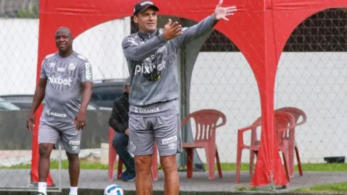 Fernanda Luz/AGIF - Bustos comandando treino do Peixe.