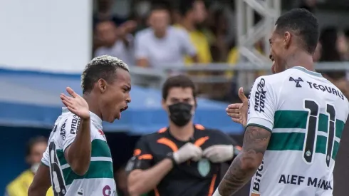 Foto: Robson Mafra/AGIF - Dupla de ataque do Coxa liga o alerta para seguir na titularidade