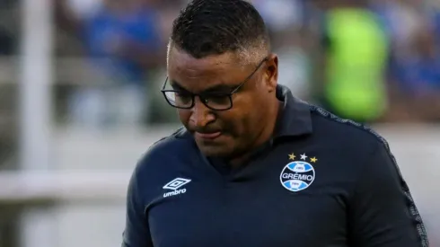 Foto: Fernando Moreno/AGIF - Roger Machado: problemas para definir o time titular do Grêmio