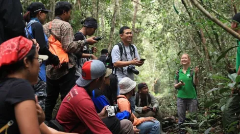 Foto: Pixabay – Grupo de pessoas na floresta.