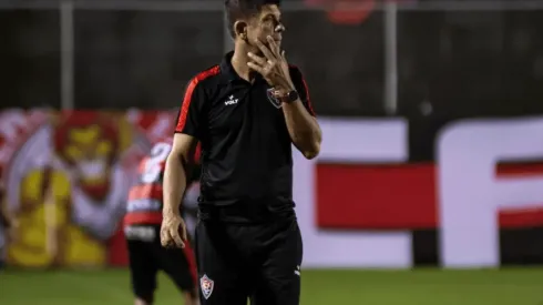 Divulgação/Vitória EC. Fabiano Santos desenha possível Vitória em busca de salto na tabela