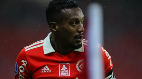 Foto: Pedro H. Tesch/AGIF - Edenílson bate recorde de ídolo colorado após gols diante do Independiente Medellín