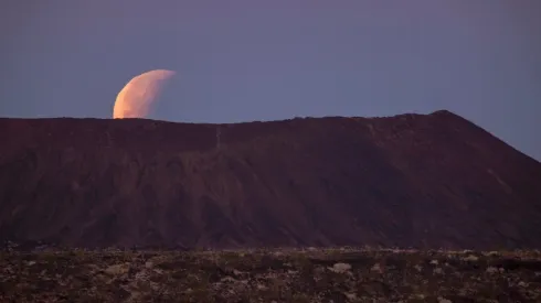 Astronautas um dia podem beber água de antigos vulcões lunares, sugere estudo.